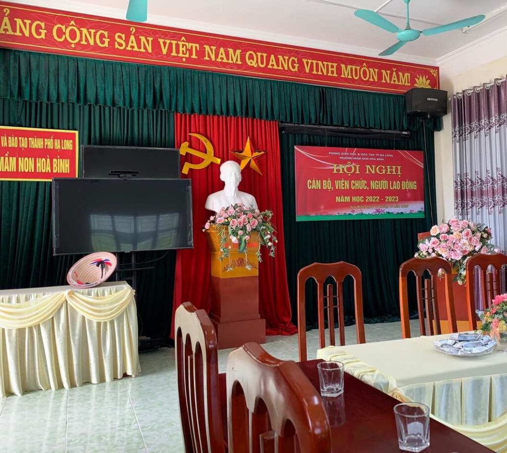 Versammlungsraum mit Ho Ch Minh-Büste